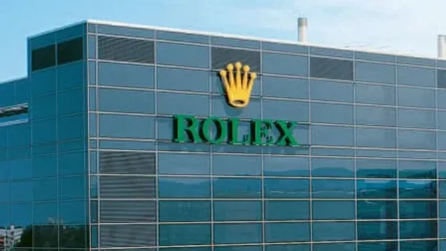 Die berühmte Krone mit dem Markenschriftzug an der Fassade der Genfer Produktion