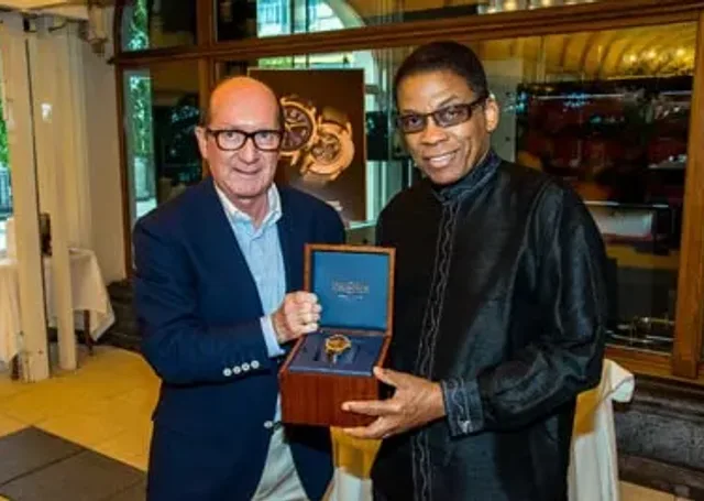 Bernard Fleury, CEO der Uhrenmarke Vulcain, überreicht dem Musiker Herbie Hancock die ihm gewidmete Armbanduhr