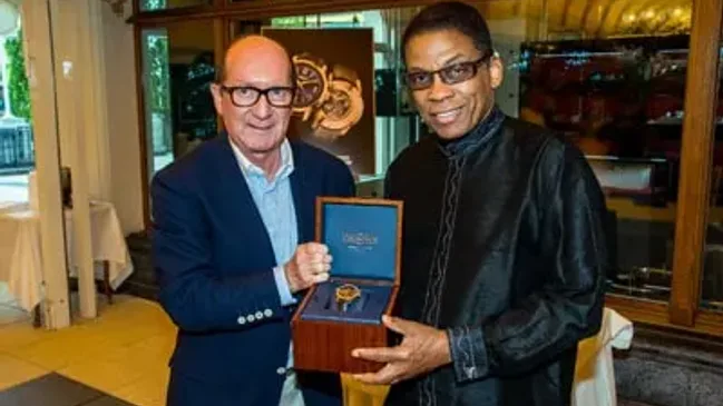 Bernard Fleury, CEO der Uhrenmarke Vulcain, überreicht dem Musiker Herbie Hancock die ihm gewidmete Armbanduhr
