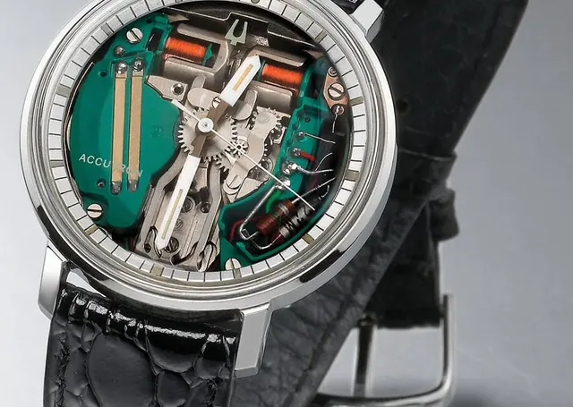 Bulova Accutron in der Version Spaceview: Was als Marketing-Gag für das Schaufenster geplant war, wurde in Wirklichkeit zum Verkaufsschlager. Ohne Zifferblatt lässt die Accutron einen tiefen Einblick in die Elektromechanik zu. Stimmgabel und Spulen liegen offen im Sichtfeld des Uhrenträgers