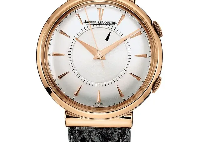 1950 debütiert die erste Memovox mit den typischen abgerundeten Bandanstößen, angetrieben von einem Handaufzugswerk, dem Kaliber 489