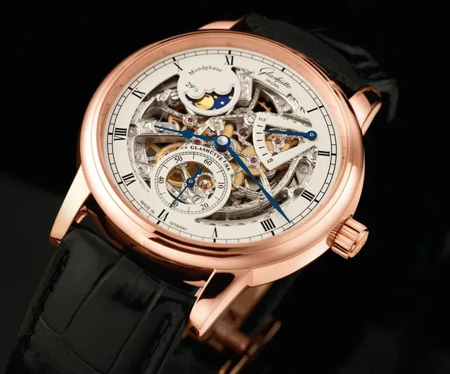 Fast durchsichtig: die Senator Mondphase Skelettierte Edition von Glashütte Original