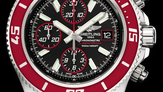 Der Breitling Superocean Chronograph II hält wasserdicht bis 50 bar, seine Krone und die Drücker sind verschraubt