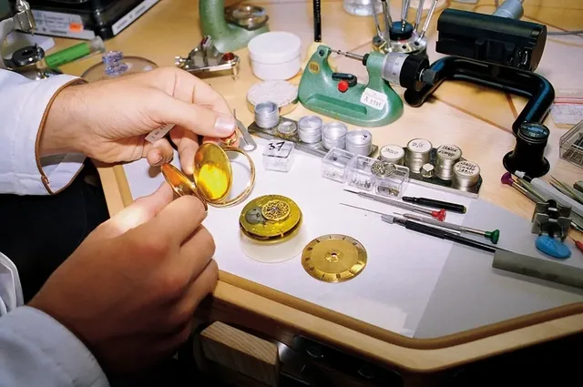 Reparatur einer 1810 gebauten Taschenuhr