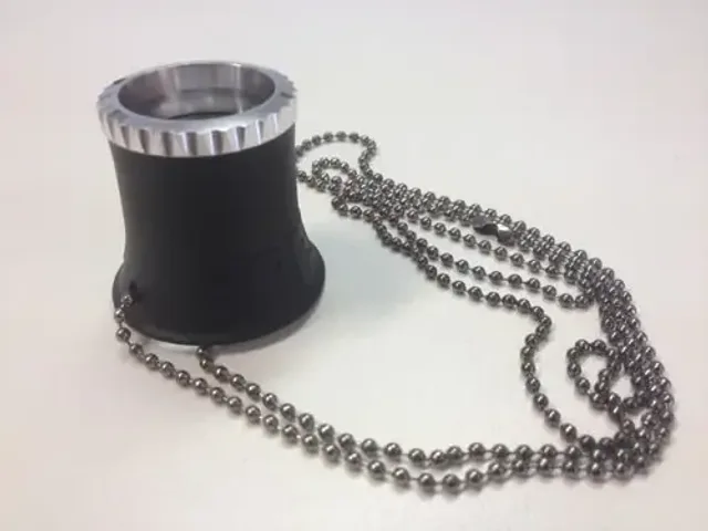 Breitling-Lupe mit Kette