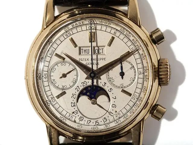 Zifferblatt mit intakter, elfenbeinfarbener Patina