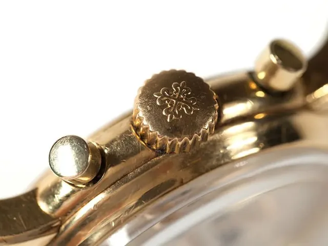 Krone, Drücker und Dornschließe sind aus Gelbgold 