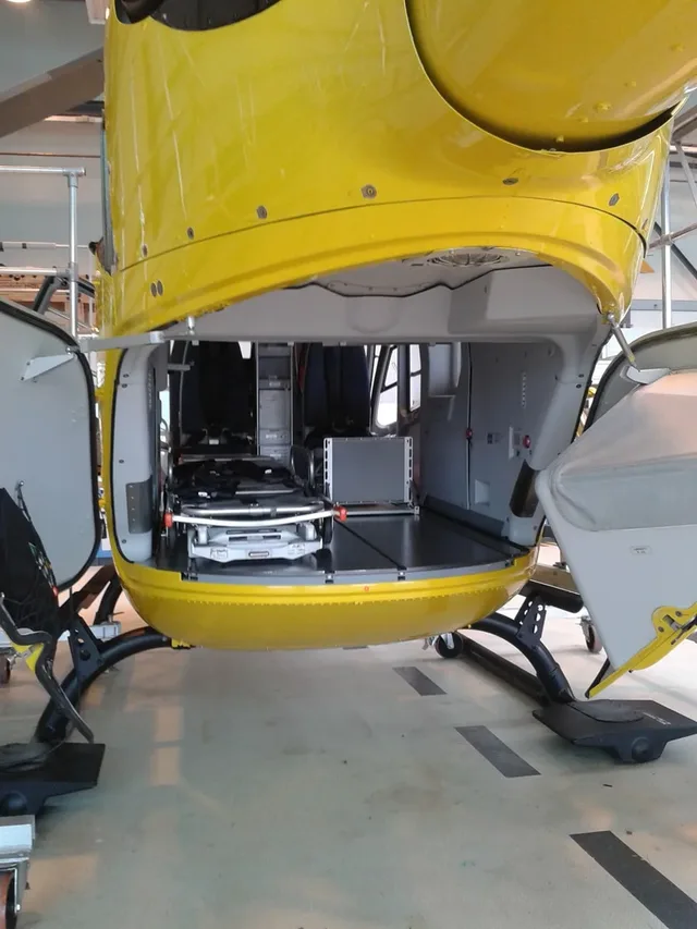 Von hinten schiebt man die Patienten in den Heli