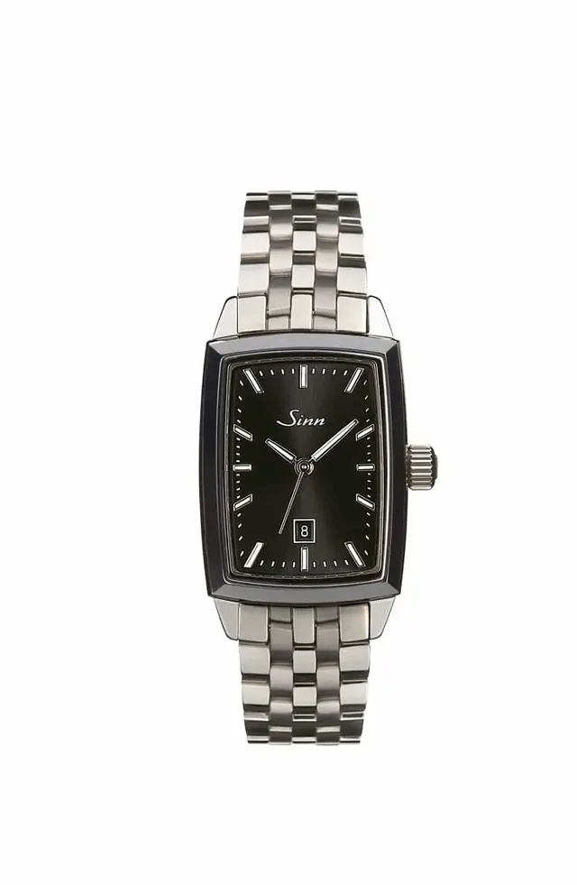 Dezent bei sechs Uhr sitzt die Datumsanzeige bei dieser Uhr von Sinn.