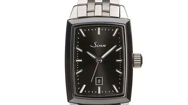 Dezent bei sechs Uhr sitzt die Datumsanzeige bei dieser Uhr von Sinn.