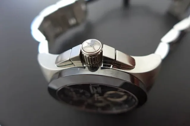 Die verschraubte Krone des Longines Conquest Chronographen ist von einem Flankenschutz umgeben.