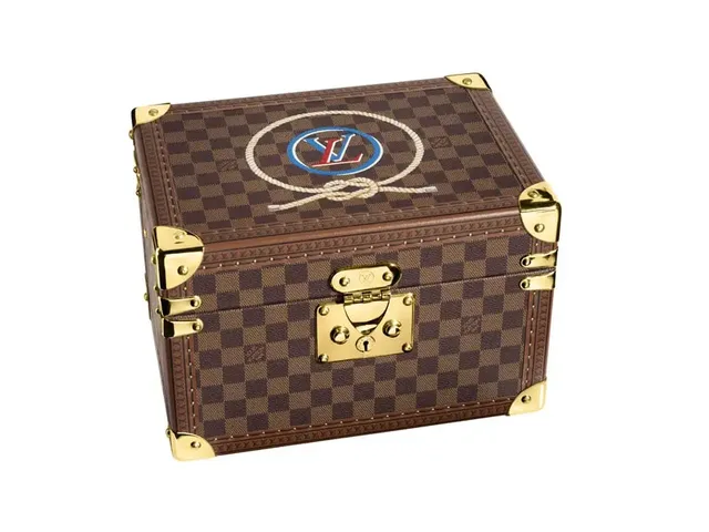Louis Vuitton: Uhrenkoffer mit handgemaltem Logo