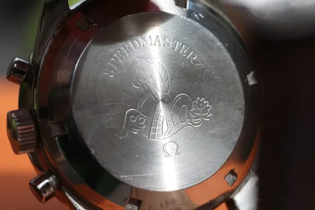 Omega: Gravierter Gehäuseboden der Speedmaster von 1961