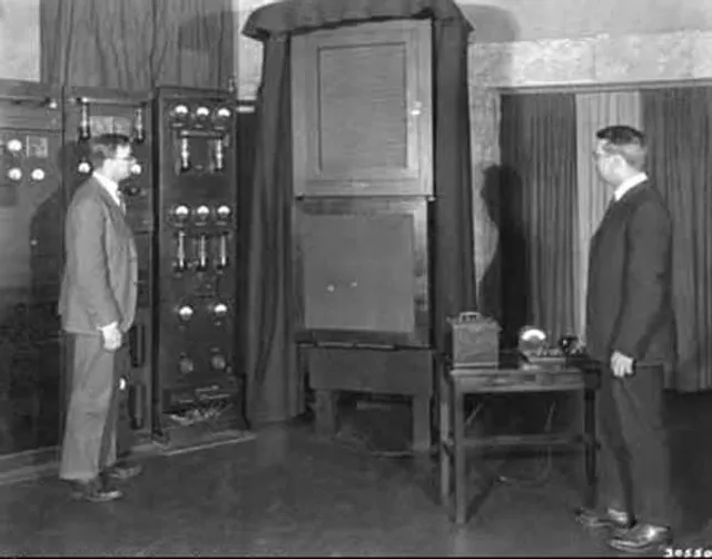 W. A. Marrison (rechts) und J.W. Horton am Bell Communication Laboratory. Links der quarzstabilisierte Frequenzgenerator von 1927.