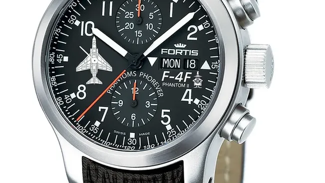 Klar zu sehen trotz des recht dicht bedruckten Zifferblattes sind die roten Chronographenzeiger.