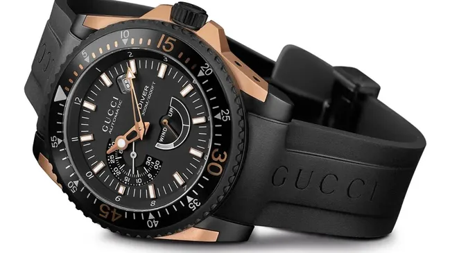 Die Gucci Dive zeigt Datum, Gangreserveanzeige und Kleine Sekunde.