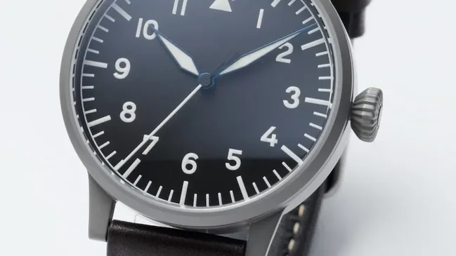 Zeiger und Indices der Westerland tragen die Leuchtmasse Superluminova C3.