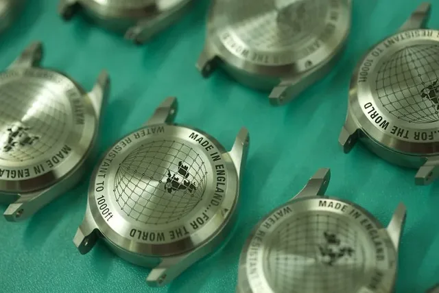 Gehäuseböden, auf denen die Längengrade und die Inschrift „Made in England for the world“ graviert sind