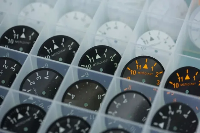 Die Zifferblätter mit Sandwich-Konstruktion