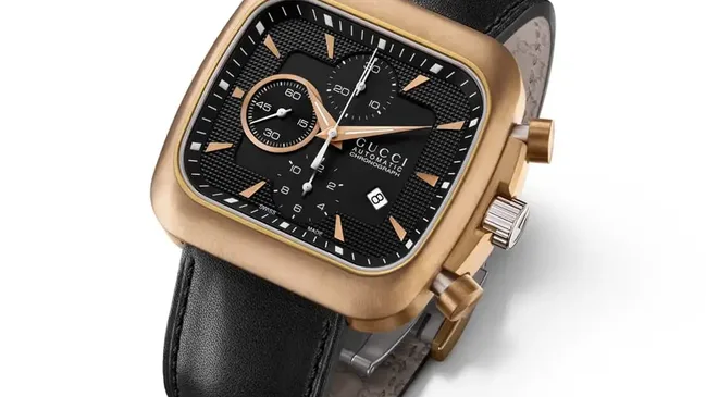 Das Zifferblatt und Armband in Schwarz betonen die Farbe des Bronzegehäuses.