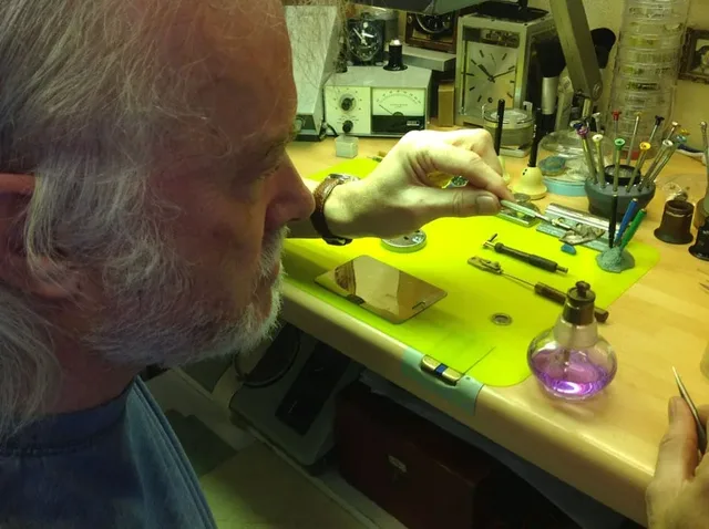 Uhrmacher Peter Roberts bei der Arbeit