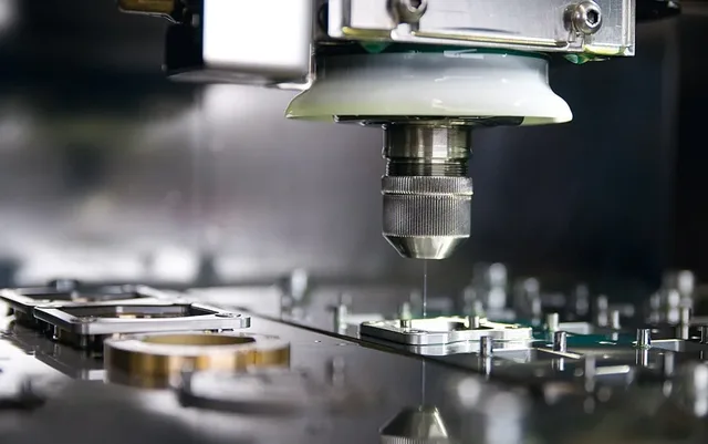 Drahterodiermaschine in der Hublot-Manufaktur