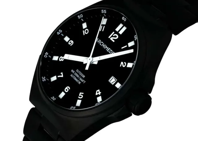 Mit schwarzem Stahlband wiegt die OutDoor gerade einmal 125 Gramm.