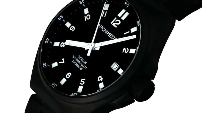 Mit schwarzem Stahlband wiegt die OutDoor gerade einmal 125 Gramm.