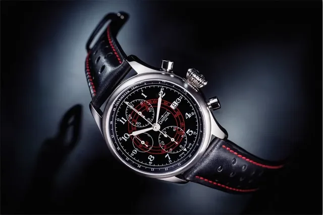 In Schwarz und in Weiß ist der Vintage-Chronograph von Davosa erhältlich.