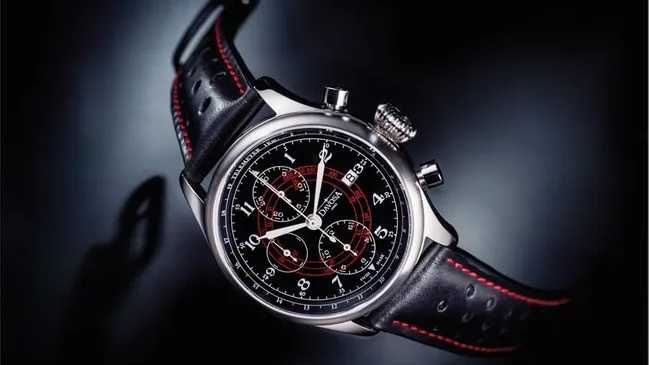 In Schwarz und in Weiß ist der Vintage-Chronograph von Davosa erhältlich.