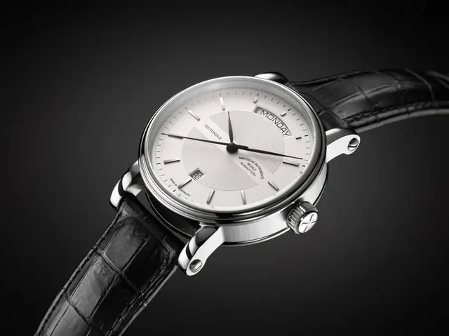 Mit Wochentag und Datum passt die neue Teutonia gut ins Geschäftsleben.