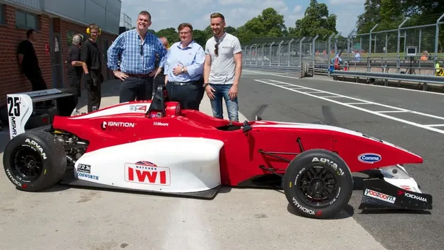 Blogger Angus Davies (links) mit Tim Nadin, Chief Executive von IWI Watches (Mitte)