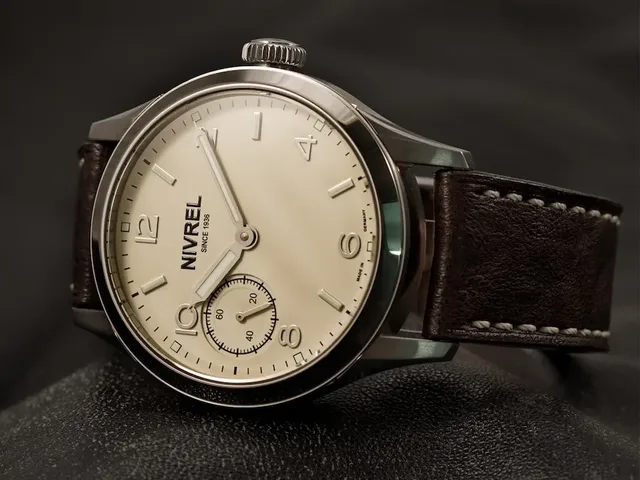 Nivrel: Replique Manuelle in Altweiß