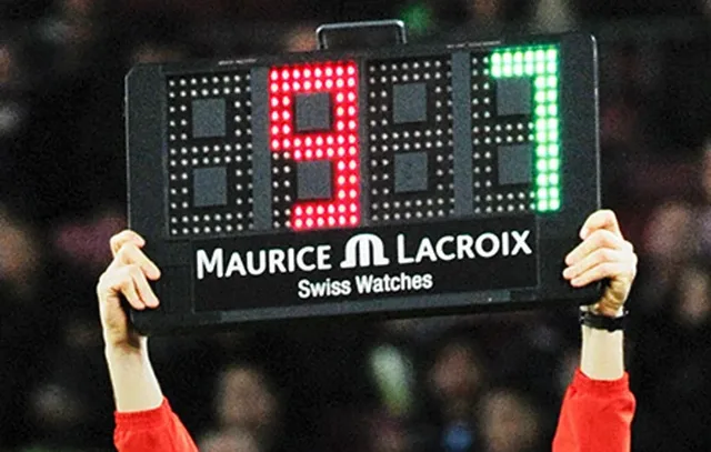 Der "Maurice Lacroix"-Schriftzug auf der Auswechseltafel in Barcelona