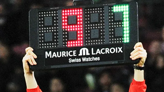 Der "Maurice Lacroix"-Schriftzug auf der Auswechseltafel in Barcelona