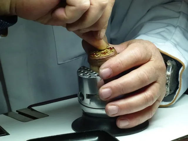 Arbeit am Brillantbesatz