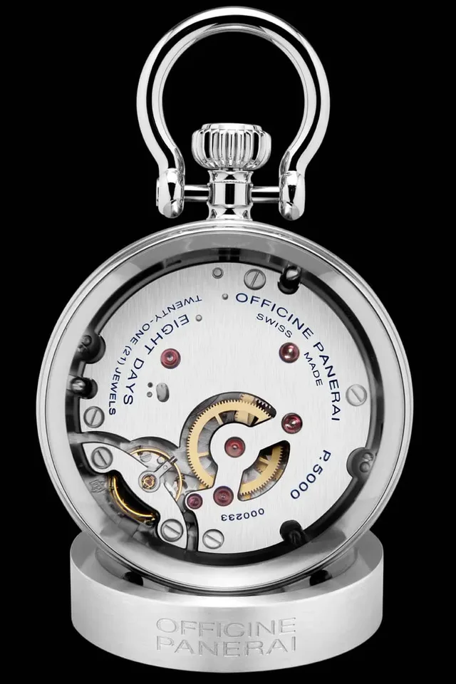 Das Handaufzugswerk P.5000 sitzt in einem gläsernen Gehäuse.