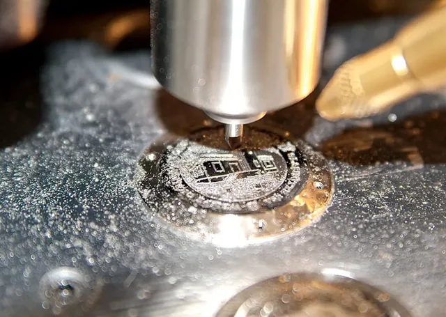 Die Gehäuseböden der Wempe Zeitmeister ziert die Sternwarte Glashütte als Fräsung.