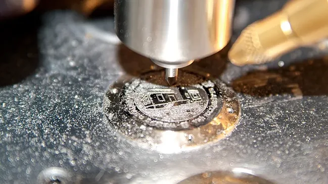 Die Gehäuseböden der Wempe Zeitmeister ziert die Sternwarte Glashütte als Fräsung.