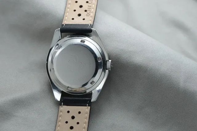 Der Gehäuseboden einer historischen Omega Seamaster 300