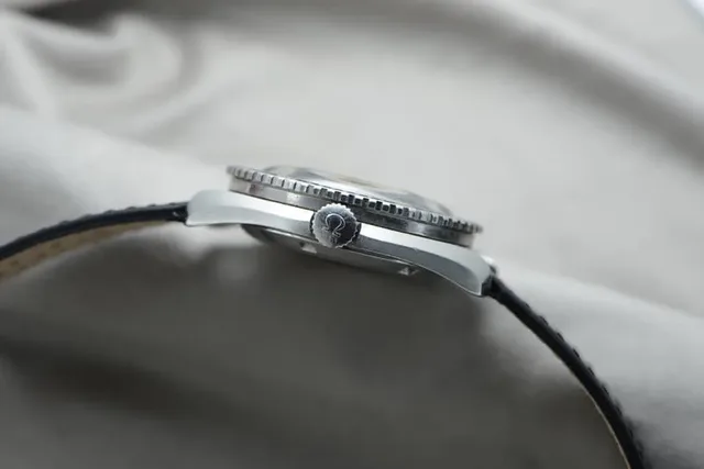 Die Krone zum Aufziehen und Einstellen der Uhr – eine Erfindung von Omega.