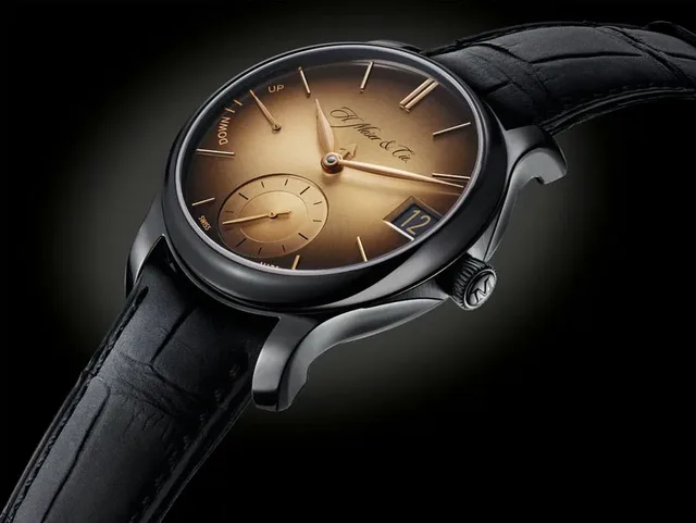 H. Moser & Cie.: Goldene Anzeigen der Endeavour Perpetual Calendar Black Golden Edition