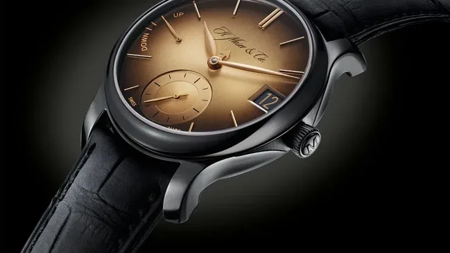 H. Moser & Cie.: Goldene Anzeigen der Endeavour Perpetual Calendar Black Golden Edition