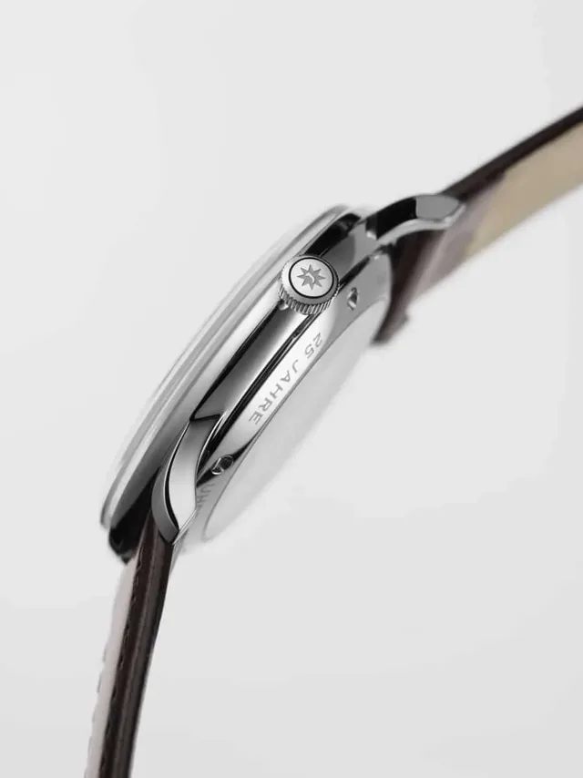 Von der Seite zeigt sich die schlanke Gehäusehöhe der Junghans Meister Chronometer