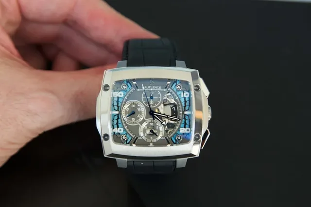 So sieht der seltene Schmetterling in der Hand aus: Hautlence Invictus Morphos