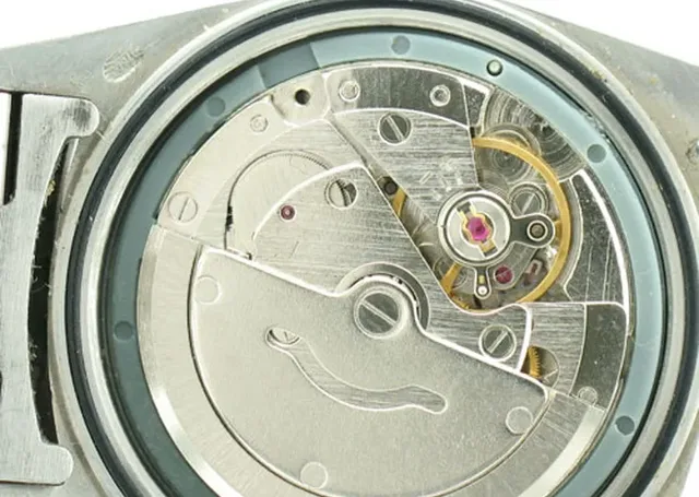 Einige Replica-Uhren sind so authentisch, dass man erst die Uhr öffnen muss, um zu sehen, dass es sich um eine Fälschung handelt.