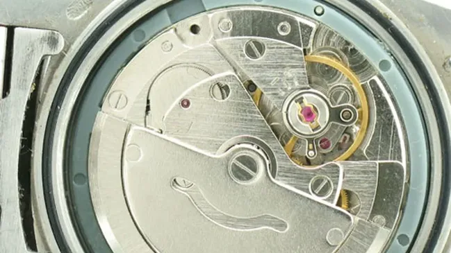 Einige Replica-Uhren sind so authentisch, dass man erst die Uhr öffnen muss, um zu sehen, dass es sich um eine Fälschung handelt.