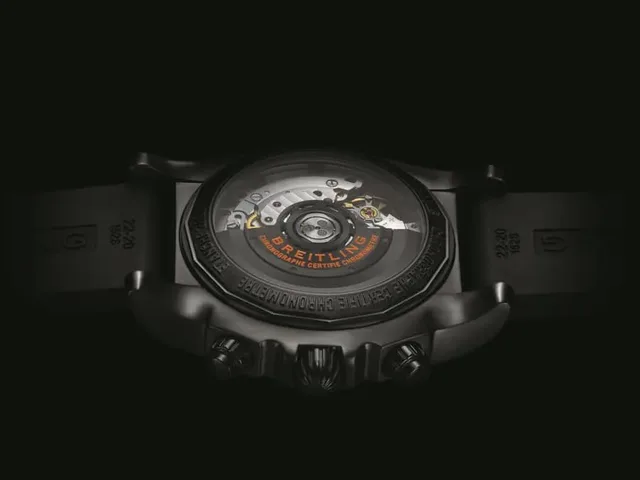 Im Chronomat 44 Raven arbeitet das Automatikwerk Breitling 01