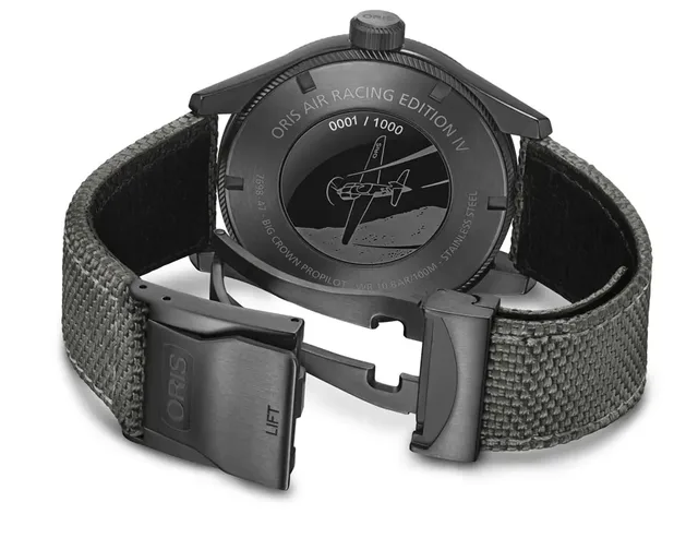 Der Gehäuseboden der Air Racing Edition IV von Oris ist graviert