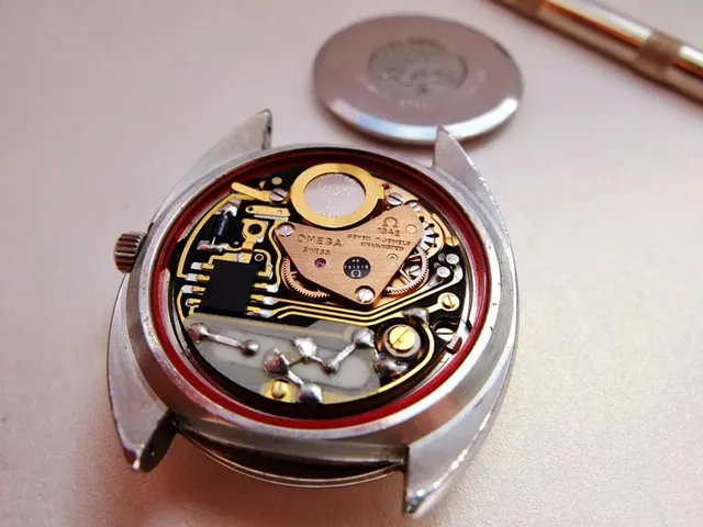 Rotvergoldet in Quarz-Krise - selbst bei seinen Quarzuhren ließ Omega es sich nicht nehmen, rotvergoldete Werkteile zu verwenden.